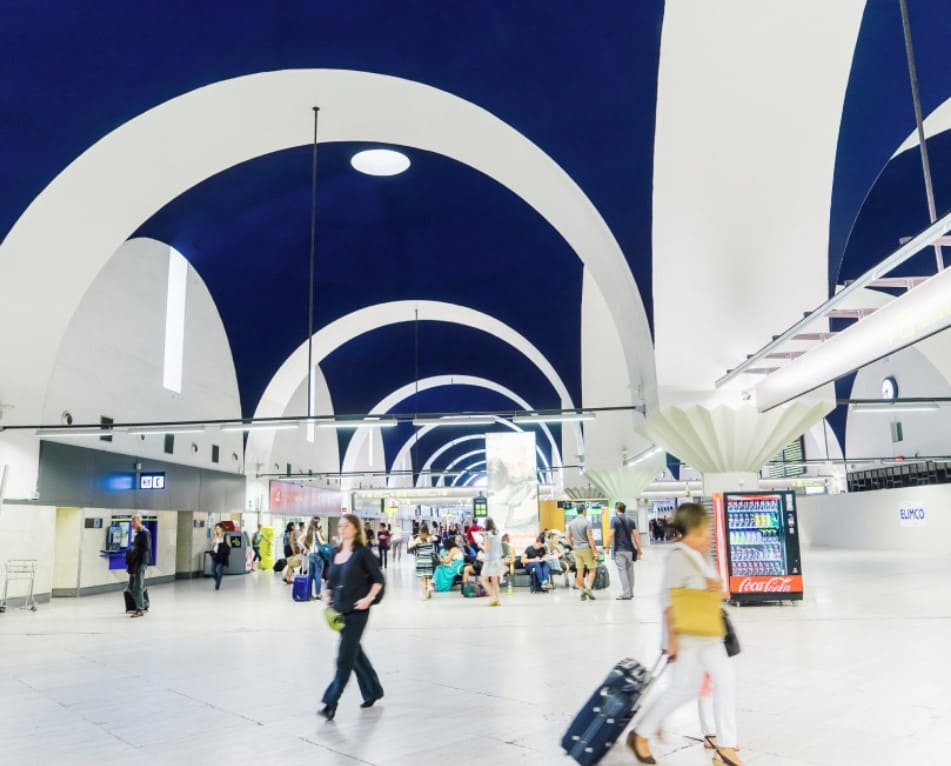 Viajeros con maletas en el Aeropuerto de Sevilla