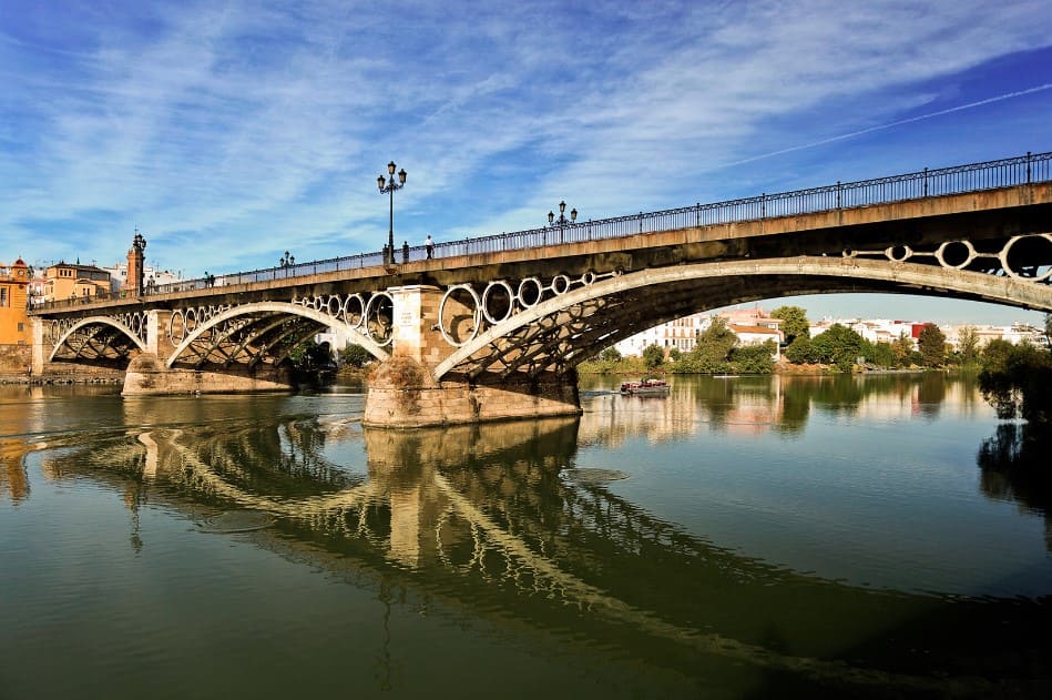 Río Guadalquivir a su paso bajo un puente de Sevilla