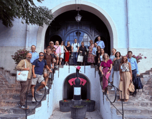 Participantes de la Jornada Inversa del Mercado Polaco en Jerez posan juntos frente a una de las bodegas de la ciudad.