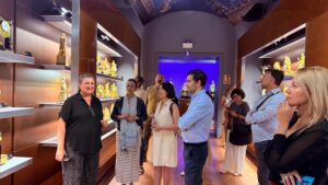 Participantes de la Jornada Inversa del Mercado Polaco durante la visita al Palacio del Tiempo en Jerez, observando su colección de relojes históricos.