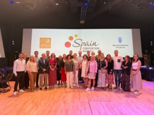 Grupo de representantes del Spain Convention Bureau, destinos españoles y buyers polacos durante la Jornada Inversa del Mercado Polaco en los Museos de la Atalaya de Jerez con el concejal de turismo Antonio Real
