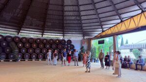 Participantes de la Jornada Inversa del Mercado Polaco durante la visita guiada a las Bodegas Tío Pepe en Jerez, frente a la emblemática colección de botas de vino.