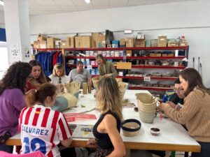 Participantes de la Jornada Corporativa Nacional del Spain Convention Bureau colaboran en una actividad de Responsabilidad Social Corporativa en el centro PROLAM ASTUS de Cartagena.