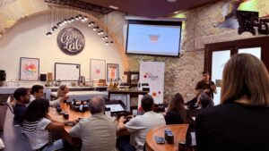 Participantes de la Jornada Corporativa Nacional del Spain Convention Bureau asisten a un taller sobre los tradicionales cafés asiáticos en Cartagena.