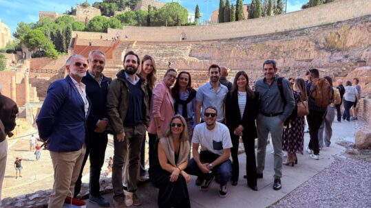 Participantes de la Jornada Corporativa Nacional del Spain Convention Bureau posan durante la visita al Teatro Romano de Cartagena.